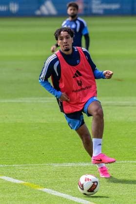 Bilal Nadir ( HSV ) am Ball Deutschland , Hamburg , Trainingsgelände am Volkspark Fussball , 1. Bundesliga , Training des HSV *** Bilal Nadir, HSV in Action: Germany, Hamburg, Volkspark Soccer Training Facility, Bundesliga 1, HSV Training