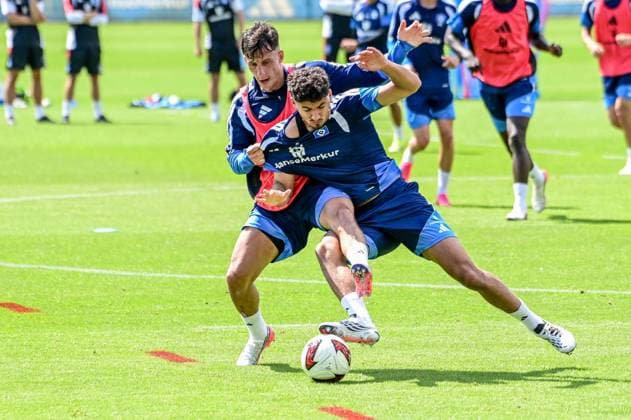 Capaldo Nicolás Martin Adeline ( HSV ) am Ball Deutschland , Hamburg , Trainingsgelände am Volkspark Fussball , 1. Bundesliga , Training des HSV *** Capaldo Nicolás Martin Adeline HSV on the Ball Germany, Hamburg, Volkspark Soccer Training Facility, Bundesliga 1, HSV Training