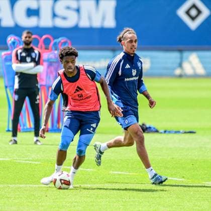 Warmed Omari Yussuf Poulsen ( HSV ) am Ball Deutschland , Hamburg , Trainingsgelände am Volkspark Fussball , 1. Bundesliga , Training des HSV *** Warmed Omari Yussuf Poulsen, HSV in Action: Germany, Hamburg, Volkspark Soccer Training Facility, Bundesliga 1, HSV Training