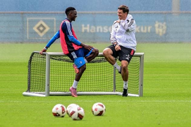 Patson Daka Trainer Merlin Polzin ( HSV ) Deutschland , Hamburg , Trainingsgelände am Volkspark Fussball , 1. Bundesliga , Training des HSV *** Patson Daka, Coach Merlin Polzin, HSV, Germany, Hamburg, Volkspark Soccer Training Facility, Bundesliga 1, HSV Training