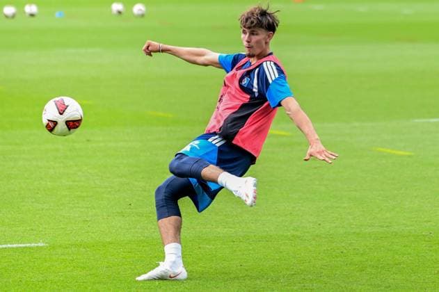 Otto Stange ( HSV ) am Ball Deutschland , Hamburg , Trainingsgelände am Volkspark Fussball , 1. Bundesliga , Training des HSV *** Otto Stange, HSV in Action: Germany, Hamburg, Volkspark Soccer Training Facility, Bundesliga 1, HSV Training