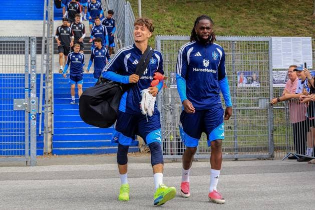 Otto Stange Jordan Torunarigha ( HSV ) auf dem Weg zum Trainingsplatz Deutschland , Hamburg , Trainingsgelände am Volkspark Fussball , 1. Bundesliga , Training des HSV *** Otto Stange, Jordan Torunarigha, and HSV on their way to the training field; Germany, Hamburg; training grounds at Volkspark; soccer; Bundesliga 1; HSV training