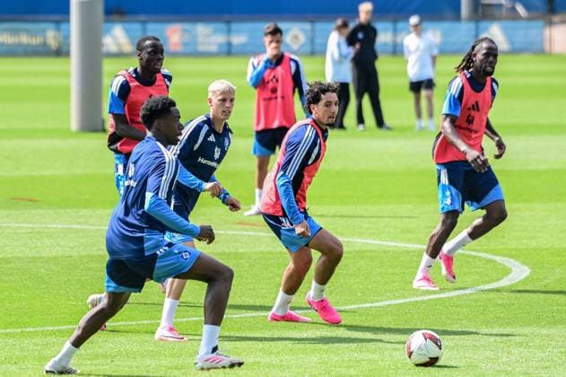 Lokonga Albert Sambi Albert Gronbaek Bilal Nadir ( HSV ) Deutschland , Hamburg , Trainingsgelände am Volkspark Fussball , 1. Bundesliga , Training des HSV *** Lokonga, Albert Sambi, Albert Gronbaek, Bilal Nadir, HSV, Germany, Hamburg, Volkspark Soccer Training Facility, Bundesliga 1, HSV Training