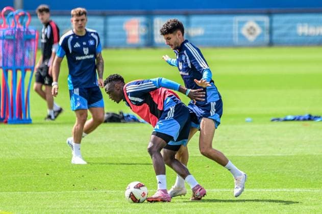 Patson Daka Daniel Elfadli ( HSV ) Deutschland , Hamburg , Trainingsgelände am Volkspark Fussball , 1. Bundesliga , Training des HSV *** Patson Daka Daniel Elfadli HSV Germany, Hamburg, Volkspark Soccer Training Facility, Bundesliga 1, HSV Training
