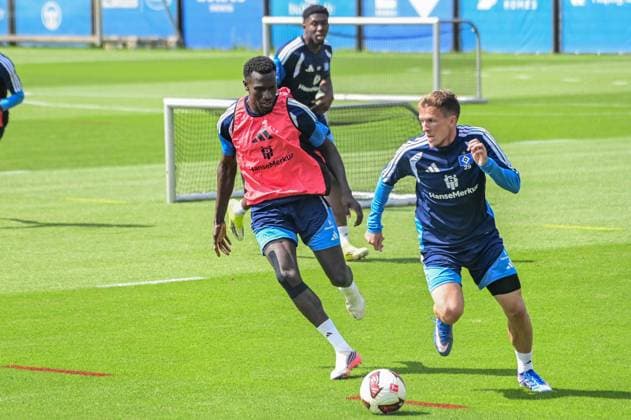 Bakery Jatta Emir Sahiti ( HSV ) Deutschland , Hamburg , Trainingsgelände am Volkspark Fussball , 1. Bundesliga , Training des HSV *** Bakery Jatta Emir Sahiti HSV Germany, Hamburg, Training Facility at Volkspark Soccer, Bundesliga 1, HSV Training