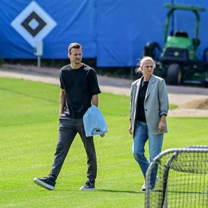 Claus Costa Direktor Profifußball Kathleen Krüger Vorstand ( HSV ) Deutschland , Hamburg , Trainingsgelände am Volkspark Fussball , 1. Bundesliga , Training des HSV *** Claus Costa, Director of Professional Soccer; Kathleen Krüger, HSV Executive Board Member for Sports; Germany, Hamburg; Volkspark Soccer Training Facility; Soccer; Bundesliga 1; HSV Training