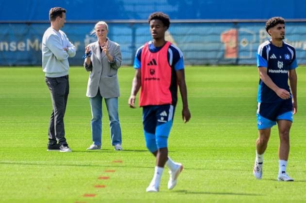Claus Costa Direktor Profifußball Kathleen Krüger Vorstand ( HSV ) schauen dem Training zu Deutschland , Hamburg , Trainingsgelände am Volkspark Fussball , 1. Bundesliga , Training des HSV *** Claus Costa, Director of Professional Soccer, and Kathleen Krüger, HSV Sports Director, watch the training session. Germany, Hamburg, Volkspark Soccer Training Facility, Soccer, Bundesliga 1, HSV training session