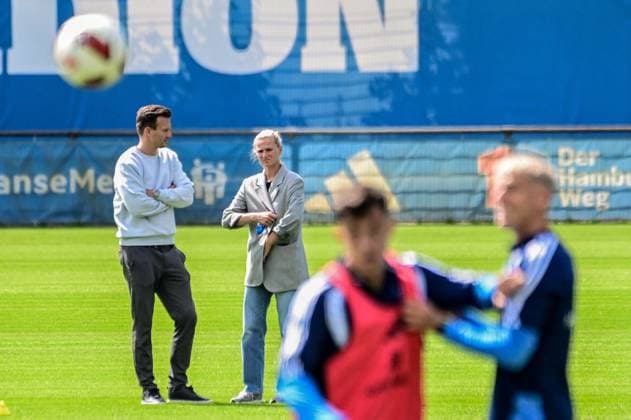 Claus Costa Direktor Profifußball Kathleen Krüger Vorstand ( HSV ) schauen dem Training zu Deutschland , Hamburg , Trainingsgelände am Volkspark Fussball , 1. Bundesliga , Training des HSV *** Claus Costa, Director of Professional Soccer, and Kathleen Krüger, HSV Sports Director, watch the training session. Germany, Hamburg, Volkspark Soccer Training Facility, Soccer, Bundesliga 1, HSV training session