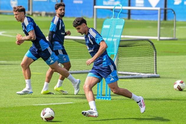 Martin Adeline ( HSV ) am Ball Deutschland , Hamburg , Trainingsgelände am Volkspark Fussball , 1. Bundesliga , Training des HSV *** Martin Adeline, HSV in Action: Germany, Hamburg, Training Facility at Volkspark, Soccer, Bundesliga 1, HSV Training
