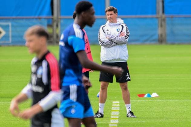 Trainer Merlin Polzin ( HSV ) Deutschland , Hamburg , Trainingsgelände am Volkspark Fussball , 1. Bundesliga , Training des HSV *** Coach Merlin Polzin, HSV Germany, Hamburg, Volkspark Soccer Training Facility, Bundesliga 1, HSV Training