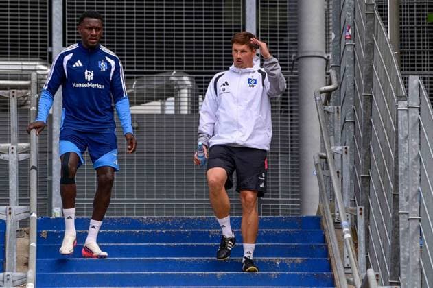 Bakery Jatta Trainer Merlin Polzin ( HSV ) Deutschland , Hamburg , Trainingsgelände am Volkspark Fussball , 1. Bundesliga , Training des HSV *** Bakery Jatta Coach Merlin Polzin HSV Germany, Hamburg, Training Facility at Volkspark Soccer, Bundesliga 1, HSV Training