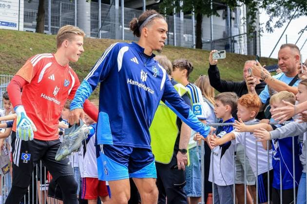 Sander Tangvik Yussuf Poulsen ( HSV ) klatschen mit den Fans ab Deutschland , Hamburg , Trainingsgelände am Volkspark Fussball , 1. Bundesliga , Training des HSV *** Sander Tangvik, Yussuf Poulsen, and HSV high-five the fans Germany, Hamburg, Volkspark Training Facility Soccer, Bundesliga 1, HSV Training