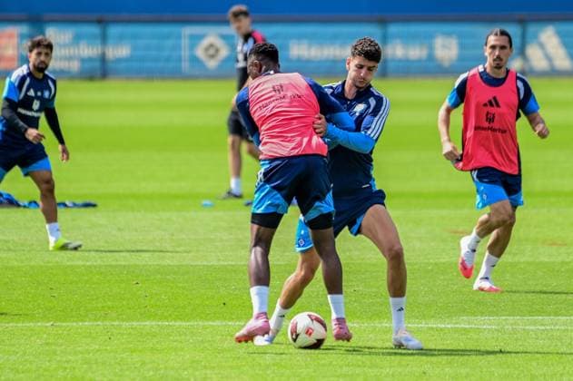 Patson Daka Daniel Elfadli ( HSV ) Deutschland , Hamburg , Trainingsgelände am Volkspark Fussball , 1. Bundesliga , Training des HSV *** Patson Daka Daniel Elfadli HSV Germany, Hamburg, Volkspark Soccer Training Facility, Bundesliga 1, HSV Training