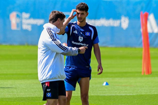 Trainer Merlin Polzin Daniel Elfadli ( HSV ) Deutschland , Hamburg , Trainingsgelände am Volkspark Fussball , 1. Bundesliga , Training des HSV *** Coach Merlin Polzin and Daniel Elfadli, HSV Germany, Hamburg, Volkspark Soccer Training Facility, Bundesliga 1, HSV Training