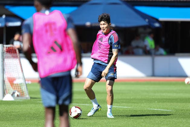 Minjae Kim (FC Bayern Muenchen, 03) mit Ball, GER, Oeffentliches Training, FC Bayern Muenchen, Fussball, Saison 2026 2027, 28.07.2026, GER, Oeffentliches Training, FC Bayern Muenchen, Fussball, Saison 2026 2027, 28.07.2026 Rottach-Egern *** Minjae Kim, FC Bayern Munich, No. 03 with the ball, GER, Open Practice, FC Bayern Munich, Soccer, 2026–2027 Season, July 28, 2026, GER, Public Training, FC Bayern Munich, Soccer, 2026–2027 Season, July 28, 2026, Rottach-Egern Copyright: xEibner-Pressefoto JennixMaulx EP_JML