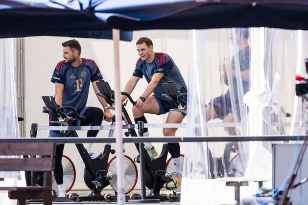 ROTTACH-EGERN, GERMANY - JULY 28: Sven Ulreich (FC Bayern Muenchen, 26), Manuel Neuer (FC Bayern Muenchen, 1) and Jonas Urbig (FC Bayern Muenchen, 40) warming up on bikes during a training session at trainings camp in Rottach-Egern of season 2026 27 at Stadion am Birkenmoos on July 28, 2026 in Rottach-Egern, Germany. Bavaria Germany Copyright: xSteffiexWunderlx