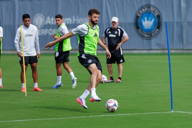 CHARLOTTE, NORTH CAROLINA - JULY 27, 2026: Thomas Müller of the MLS, Fussball Herren, USA All-Stars dribbles the ball during the 2026 MLS All-Star training at the Atrium Health Performance Park in Charlotte, North Carolina. (Photo by Dennis Rojas Di Sports Photo Agency) Charlotte Atrium Health Performance Park North Carolina Copyright: xDennisxRojasx