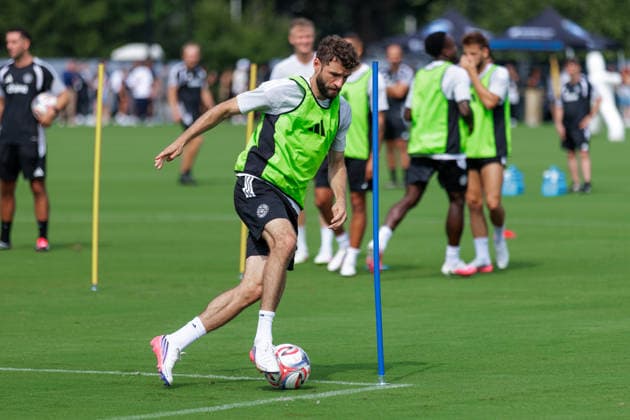 CHARLOTTE, NORTH CAROLINA - JULY 27, 2026: Thomas Müller of the MLS, Fussball Herren, USA All-Stars dribbles the ball during the 2026 MLS All-Star training at the Atrium Health Performance Park in Charlotte, North Carolina. (Photo by Dennis Rojas Di Sports Photo Agency) Charlotte Atrium Health Performance Park North Carolina Copyright: xDennisxRojasx