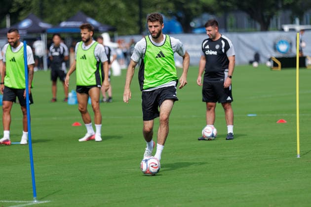 CHARLOTTE, NORTH CAROLINA - JULY 27, 2026: Thomas Müller of the MLS, Fussball Herren, USA All-Stars dribbles the ball during the 2026 MLS All-Star training at the Atrium Health Performance Park in Charlotte, North Carolina. (Photo by Dennis Rojas Di Sports Photo Agency) Charlotte Atrium Health Performance Park North Carolina Copyright: xDennisxRojasx