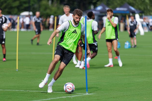 CHARLOTTE, NORTH CAROLINA - JULY 27, 2026: Thomas Müller of the MLS, Fussball Herren, USA All-Stars dribbles the ball during the 2026 MLS All-Star training at the Atrium Health Performance Park in Charlotte, North Carolina. (Photo by Dennis Rojas Di Sports Photo Agency) Charlotte Atrium Health Performance Park North Carolina Copyright: xDennisxRojasx