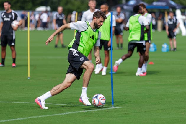 CHARLOTTE, NORTH CAROLINA - JULY 27, 2026: Thomas Müller of the MLS, Fussball Herren, USA All-Stars dribbles the ball during the 2026 MLS All-Star training at the Atrium Health Performance Park in Charlotte, North Carolina. (Photo by Dennis Rojas Di Sports Photo Agency) Charlotte Atrium Health Performance Park North Carolina Copyright: xDennisxRojasx