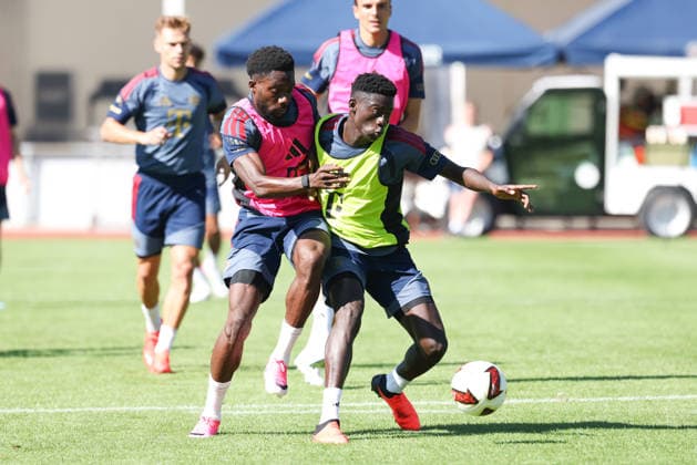 Zweikampf zwischen Bara Sapoko Ndiaye (FC Bayern Muenchen) und Alphonso Davies (FC Bayern Muenchen, 19), GER, Oeffentliches Training, FC Bayern Muenchen, Fussball, Saison 2026 2027, 28.07.2026, GER, Oeffentliches Training, FC Bayern Muenchen, Fussball, Saison 2026 2027, 28.07.2026 Rottach-Egern *** Tackle between Bara Sapoko Ndiaye (FC Bayern Munich) and Alphonso Davies (FC Bayern Munich), 19, GER, Open Practice, FC Bayern Munich, Soccer, 2026–2027 Season, July 28, 2026, GER, Open Practice, FC Bayern Munich, Soccer, 2026–2027 Season, July 28, 2026, Rottach-Egern Copyright: xEibner-Pressefoto JennixMaulx EP_JML