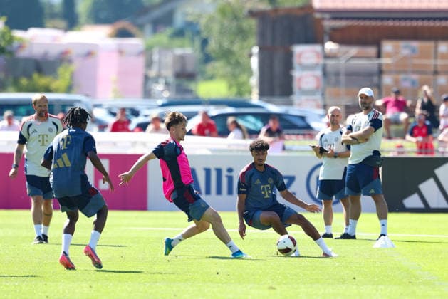 Nathaniel Brown (FC Bayern Muenchen) im Zweikampf mit Tim Binder (FC Bayern Muenchen, 31), GER, Oeffentliches Training, FC Bayern Muenchen, Fussball, Saison 2026 2027, 28.07.2026, GER, Oeffentliches Training, FC Bayern Muenchen, Fussball, Saison 2026 2027, 28.07.2026 Rottach-Egern *** Nathaniel Brown of FC Bayern Munich in a one-on-one with Tim Binder of FC Bayern Munich, 31, GER, Open Practice, FC Bayern Munich, Soccer, 2026–2027 Season, July 28, 2026, GER, Open Practice, FC Bayern Munich, Soccer, 2026–2027 Season, July 28, 2026, Rottach-Egern Copyright: xEibner-Pressefoto JennixMaulx EP_JML