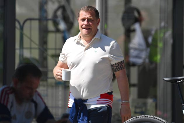 Max EBERL (Sportvorstand FC Bayern Muenchen) mit einer Tasse Kaffee, Einzelbild,angeschnittenes Einzelmotiv, Halbfigur,halbe Figur. Oeffentliches Training FC Bayern Muenchen im Trainingslager in Rottach Egern am 28.07.2026. Fussball 1. Bundesliga,Saison 2026 2027. *** Max EBERL, sporting director of FC Bayern Munich, with a cup of coffee; single frame; cropped image; half-length portrait; FC Bayern Munich public training session at the training camp in Rottach Egern on July 28, 2026; soccer; Bundesliga 1,2026–2027 season