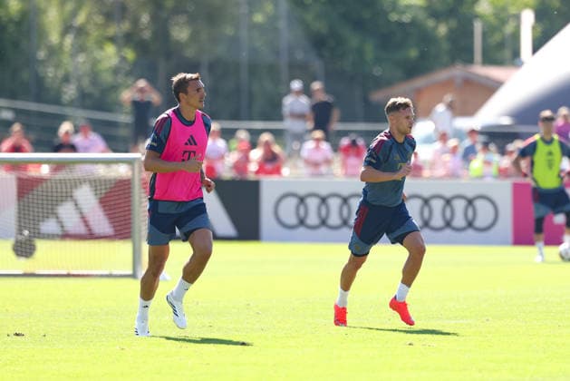Joao Palhinha (FC Bayern Muenchen, 16) mit Joshua Kimmich (FC Bayern Muenchen, 06), GER, Oeffentliches Training, FC Bayern Muenchen, Fussball, Saison 2026 2027, 28.07.2026, GER, Oeffentliches Training, FC Bayern Muenchen, Fussball, Saison 2026 2027, 28.07.2026 Rottach-Egern *** Joao Palhinha, FC Bayern Munich, 16, with Joshua Kimmich, FC Bayern Munich, 06, GER, Open Practice, FC Bayern Munich, Soccer, 2026–2027 Season, July 28, 2026, GER, Open Training, FC Bayern Munich, Soccer, 2026–2027 Season, July 28, 2026, Rottach-Egern Copyright: xEibner-Pressefoto JennixMaulx EP_JML