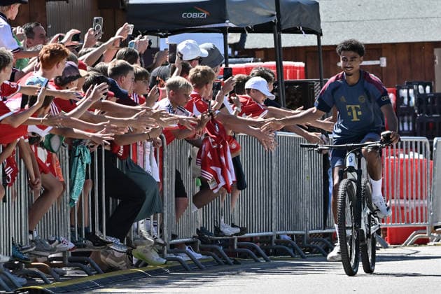 Training FC Bayern Muenchen, 28.07.2026 ROTTACH-EGERN, GERMANY - 28. JULY: im Bild Nathaniel BROWN kommt mit dem Fahrrad zum Training *** FC Bayern Munich Training, July 28, 2026, Rottach-Egern, Germany. Pictured: Nathaniel Brown arrives at training on his bike. Copyright: xBEAUTIFULxSPORTS Goldbergx