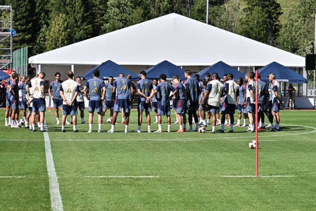 Training FC Bayern Muenchen, 28.07.2026 ROTTACH-EGERN, GERMANY - 28. JULY: das Trainerteam um Vincent KOMPANY Trainer FC Bayern München bitte die Spieler zum Training *** FC Bayern Munich Training, July 28, 2026, Rottach-Egern, Germany. On July 28, the coaching staff led by Vincent Kompany, head coach of FC Bayern Munich, called the players to training. Copyright: xBEAUTIFULxSPORTS Goldbergx