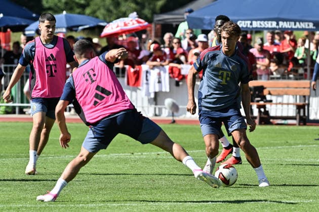 Training FC Bayern Muenchen, 28.07.2026 ROTTACH-EGERN, GERMANY - 28. JULY: im Duell Arijon IBRAHIMOVIC und TOM BISCHOF während einer Trainingseinheit am Tegernsee *** FC Bayern Munich Training, July 28, 2026, Rottach-Egern, Germany—Arijon Ibrahimovic and Tom Bischof face off during a training session at Lake Tegernsee Copyright: xBEAUTIFULxSPORTS Goldbergx