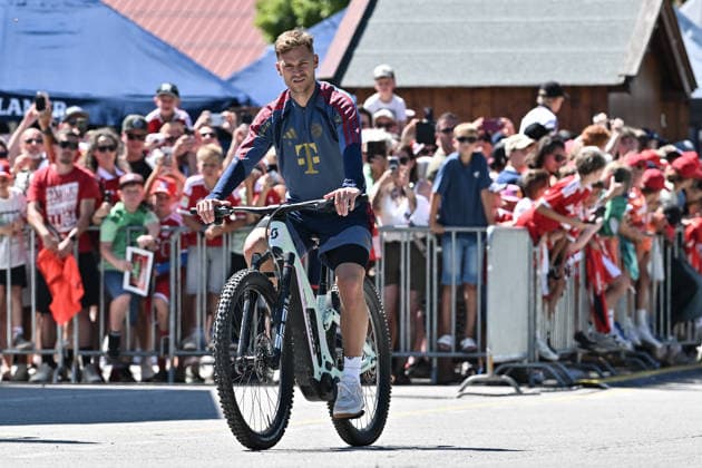 Training FC Bayern Muenchen, 28.07.2026 ROTTACH-EGERN, GERMANY - 28. JULY: im Bild Joshua KIMMICH kommt mit dem Fahrrad zum Training *** FC Bayern Munich Training, July 28, 2026, Rottach-Egern, Germany. Pictured: Joshua Kimmich arrives at training on his bike. Copyright: xBEAUTIFULxSPORTS Goldbergx