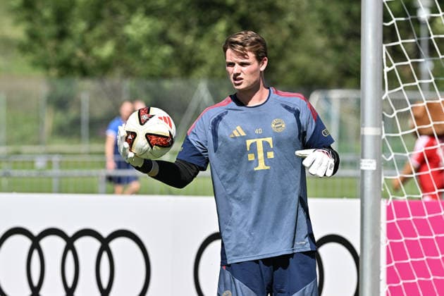Training FC Bayern Muenchen, 28.07.2026 ROTTACH-EGERN, GERMANY - 28. JULY: im Bild Jonas Kurt URBIG während der Trainingseinheit am Tengernsee *** FC Bayern Munich Training, July 28, 2026, Rottach-Egern, Germany. Pictured: Jonas Kurt Urbig during the training session at Lake Tengern Copyright: xBEAUTIFULxSPORTS Goldbergx