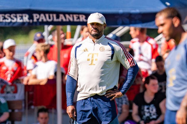 Trainingslager, FC Bayern München am 28.07.2026 in Rottach-Egern Vincent Kompany beobachtet das Training *** Training camp, FC Bayern Munich on July 28, 2026, in Rottach-Egern: Vincent Kompany watches the training session Copyright: xBahhoxKarax