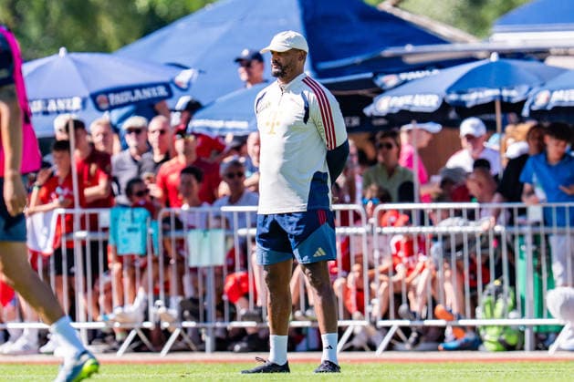 Trainingslager, FC Bayern München am 28.07.2026 in Rottach-Egern Vincent Kompany beobachtet das Training *** Training camp, FC Bayern Munich on July 28, 2026, in Rottach-Egern: Vincent Kompany watches the training session Copyright: xBahhoxKarax