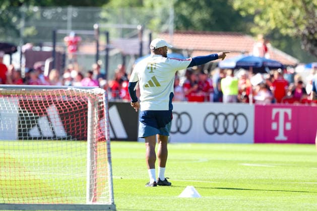 Vincent Kompany (FC Bayern Muenchen, Cheftrainer) gestikuliert, GER, Oeffentliches Training, FC Bayern Muenchen, Fussball, Saison 2026 2027, 28.07.2026, GER, Oeffentliches Training, FC Bayern Muenchen, Fussball, Saison 2026 2027, 28.07.2026 Rottach-Egern *** Vincent Kompany, head coach of FC Bayern Munich, gesturing, GER, public training session, FC Bayern Munich, soccer, 2026–2027 season, July 28, 2026, GER, Open Practice, FC Bayern Munich, Soccer, 2026–2027 Season, July 28, 2026, Rottach-Egern Copyright: xEibner-Pressefoto JennixMaulx EP_JML
