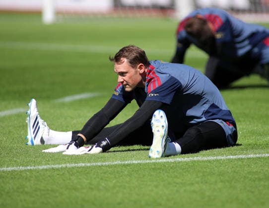 Fussball, Herren, Bundesliga, Saison 2026 2027, FC Bayern München, Training, Trainingslager, Rottach-Egern Manuel Neuer (FC Bayern München) beim aufwärmen am Boden sitzend, Dehnen *** Soccer, Men s, Bundesliga, 2026–2027 Season, FC Bayern Munich, Training, Training Camp, Rottach Egern: Manuel Neuer of FC Bayern Munich sitting on the ground during warm-ups, stretching