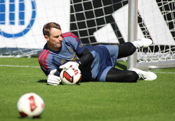 Fussball, Herren, Bundesliga, Saison 2026 2027, FC Bayern München, Training, Trainingslager, Rottach-Egern Manuel Neuer (FC Bayern München) hechtet nach einem Ball am Boden liegend *** Soccer, Men s, Bundesliga, 2026–2027 Season, FC Bayern Munich, Training, Training Camp, Rottach Egern: Manuel Neuer of FC Bayern Munich dives for a ball while lying on the ground