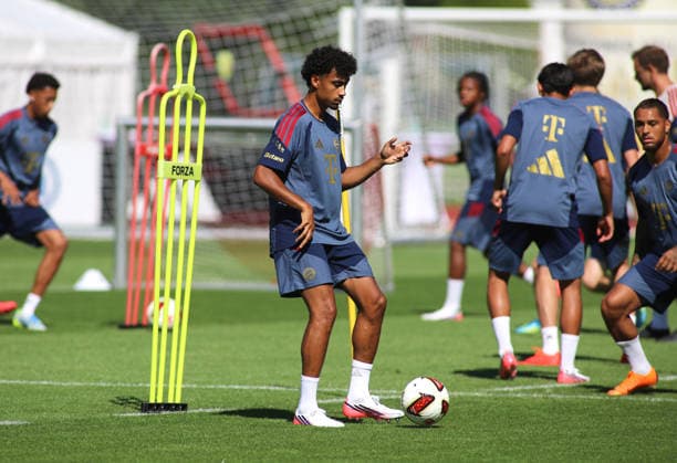 Fussball, Herren, Bundesliga, Saison 2026 2027, FC Bayern München, Training, Trainingslager, Rottach-Egern Nathaniel Brown (FC Bayern München) spielt einen Ball *** Soccer, Men s, Bundesliga, 2026–2027 Season, FC Bayern Munich, Training, Training Camp, Rottach Egern, Nathaniel Brown, FC Bayern Munich plays a ball