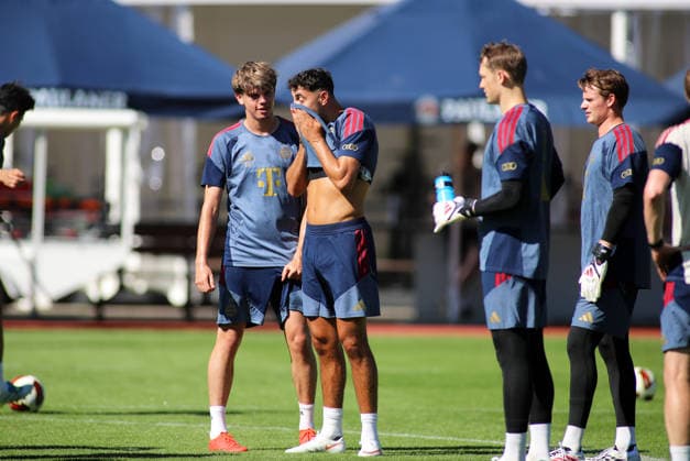 Fussball, Herren, Bundesliga, Saison 2026 2027, FC Bayern München, Training, Trainingslager, Rottach-Egern Aleksandar Pavlovic (FC Bayern München) mit dem Trikot im Gesicht, schwitzen, Schweiss abwischen, Hitze *** Soccer, Men s, Bundesliga, 2026–2027 Season, FC Bayern Munich, Training, Training Camp, Rottach Egern, Aleksandar Pavlovic, FC Bayern Munich, jersey covering his face, sweating, wiping sweat, heat