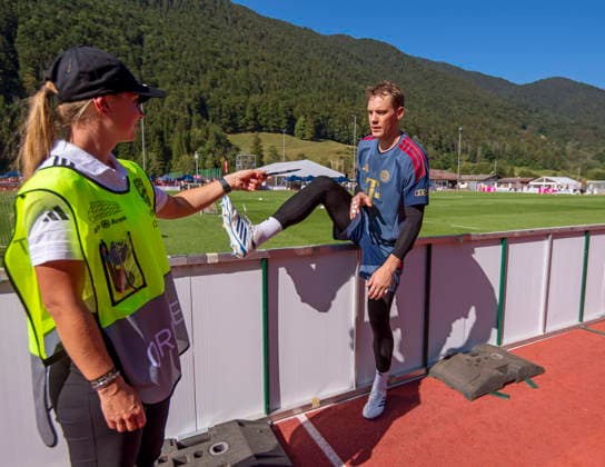 28.07.2026, Fussball Bundesliga 2026 2027, Trainingslager FC Bayern München in Rottach-Egern am Tegernsee (Bayern). Die Spieler geben den Fans noch Autogramme nach dem Training, Torwart Manuel Neuer (FC Bayern München) steigt dazu über die Bande zu den Fans *** July 28, 2026, 2026–2027 Bundesliga, FC Bayern Munich training camp in Rottach-Egern on Lake Tegernsee, Bavaria. The players are still signing autographs for the fans after practice; goalkeeper Manuel Neuer of FC Bayern Munich climbs over the barrier to join the fans.
