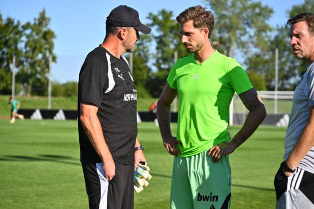 28.07.2026 - Fussball - Saison 2026 2027 - Testspiel Freundschaftsspiel Vorbereitungsspiel - Paris FC - SpVgg Greuther Fürth ( Kleeblatt ) - - Sportfoto Zink - xwoxzix - regulations prohibit any use of photographs as image sequences and or quasi-video - only for editorial use - Frank Kackert (Torwarttrainer SpVgg Greuther Fürth ) Kevin Trapp (1, Paris FC) nach Spielende *** July 28, 2026 Soccer Season 2026–2027 Exhibition Match Friendly Match Preseason Match Paris FC vs. SpVgg Greuther Fürth Kleeblatt Sports Photo by Zink xwoxzix; regulations prohibit any use of photographs as image sequences and or quasi-video; for editorial use only. Frank Kackert SpVgg Greuther Fürth goalkeeper coach Kevin Trapp 1, Paris FC after the final whistle