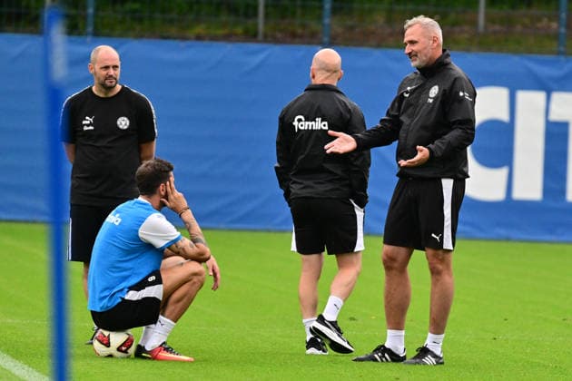 28.07.2026, Fußball, Herren, 2.BL, Saison 2026 2027, Training Holstein Kiel Trainer Tim Walter mit Giorgi Kvilitaia Kiel, Projensdorf Projensdorf, Trainigsplatz Schleswig-Holstein Deutschland *** July 28, 2026, Soccer, Men s, 2nd Division, 2026–2027 Season, Holstein Kiel Training: Coach Tim Walter with Giorgi Kvilitaia, Kiel, Projensdorf, Projensdorf, Training Field, Schleswig-Holstein, Germany