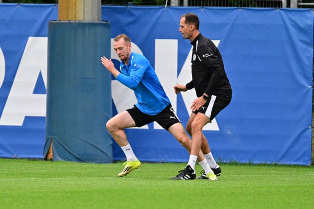 28.07.2026, Fußball, Herren, 2.BL, Saison 2026 2027, Training Holstein Kiel Sebastian Schonlau mit Athletiktrainer Timm Sörensen Kiel, Projensdorf Projensdorf, Trainigsplatz Schleswig-Holstein Deutschland *** July 28, 2026, Soccer, Men s, 2nd Division, 2026–2027 Season, Holstein Kiel Training: Sebastian Schonlau with Strength and Conditioning Coach Timm Sörensen, Kiel, Projensdorf, Projensdorf, Training Ground, Schleswig-Holstein, Germany