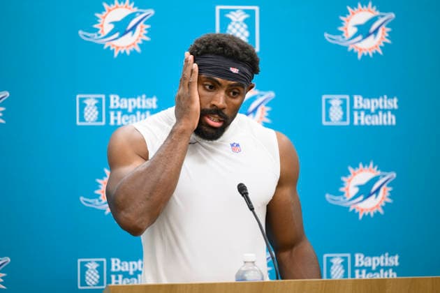 MIAMI GARDENS, FL - JULY 28: Miami Dolphins linebacker Jordyn Brooks gestures as he speaks to the media during the Miami Dolphins Training Camp on August 28, 2026, at the Baptist Health Training Complex in Miami Gardens, FL. (Photo by Doug Murray Icon Sportswire) NFL, American Football Herren, USA JUL 28 Dolphins Training Camp EDITORIAL USE ONLY Icon79626072809