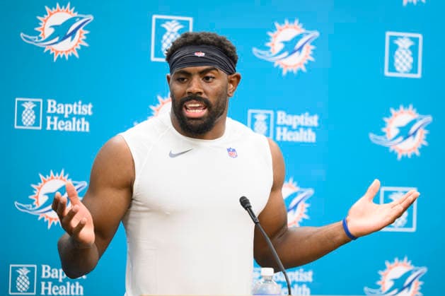 MIAMI GARDENS, FL - JULY 28: Miami Dolphins linebacker Jordyn Brooks gestures as he speaks to the media during the Miami Dolphins Training Camp on August 28, 2026, at the Baptist Health Training Complex in Miami Gardens, FL. (Photo by Doug Murray Icon Sportswire) NFL, American Football Herren, USA JUL 28 Dolphins Training Camp EDITORIAL USE ONLY Icon79626072813