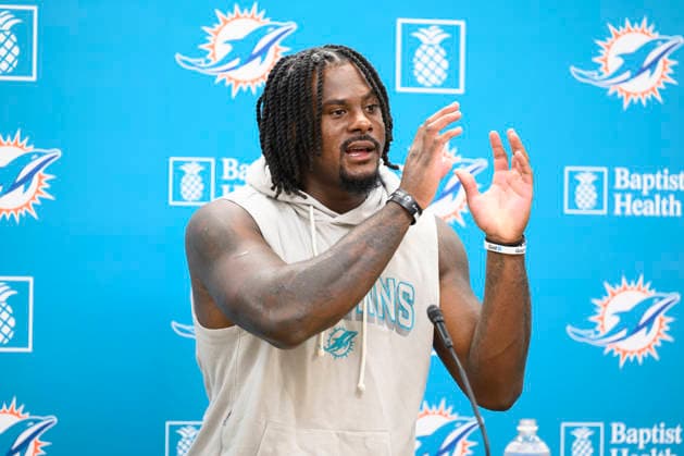 MIAMI GARDENS, FL - JULY 28: Miami Dolphins quarterback Malik Willis gestures as he speaks to the media during the Miami Dolphins Training Camp on August 28, 2026, at the Baptist Health Training Complex in Miami Gardens, FL. (Photo by Doug Murray Icon Sportswire) NFL, American Football Herren, USA JUL 28 Dolphins Training Camp EDITORIAL USE ONLY Icon79626072816