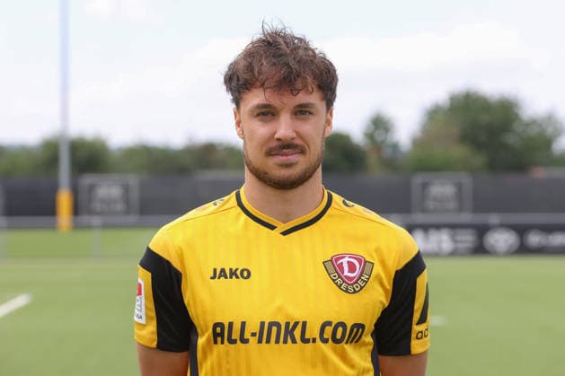 28.07.2026, xtgx, Fussball 2. Bundesliga, SG Dynamo Dresden Fototermin emspor, v.l. Simon Straudi Porträttermin Dresden *** July 28, 2026, xtgx, Soccer 2. Bundesliga, SG Dynamo Dresden photo shoot for emspor, from left: Simon Straudi portrait shoot in Dresden