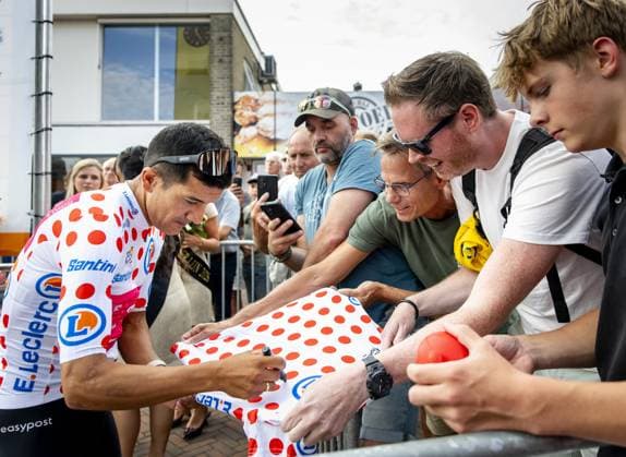 SURHUISTERVEEN - Richard Carapaz signs autographs ahead of the 44th Profronde van Surhuisterveen. SEM VAN DER WAL ANP xVIxANPxSportx xxANPxIVx 564471181 originalFilename: 564471181.jpg
